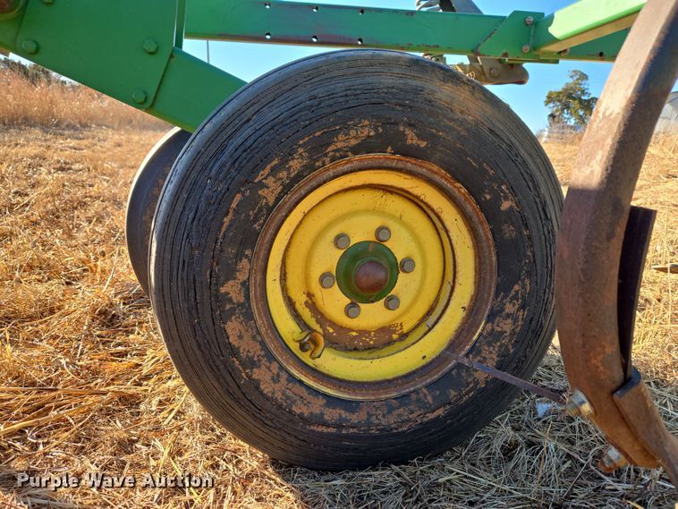 image for item ET1104 John Deere 2410 chisel