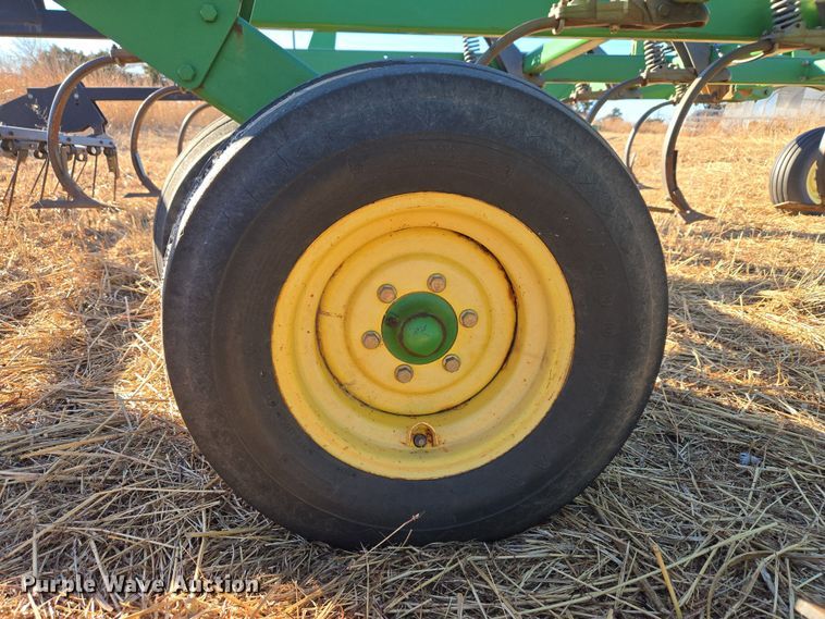 image for item ET1104 John Deere 2410 chisel