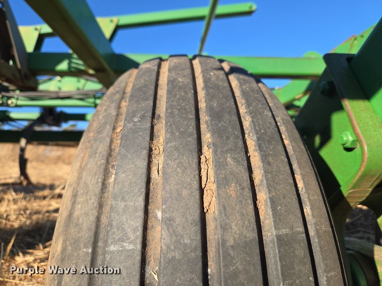 image for item ET1104 John Deere 2410 chisel