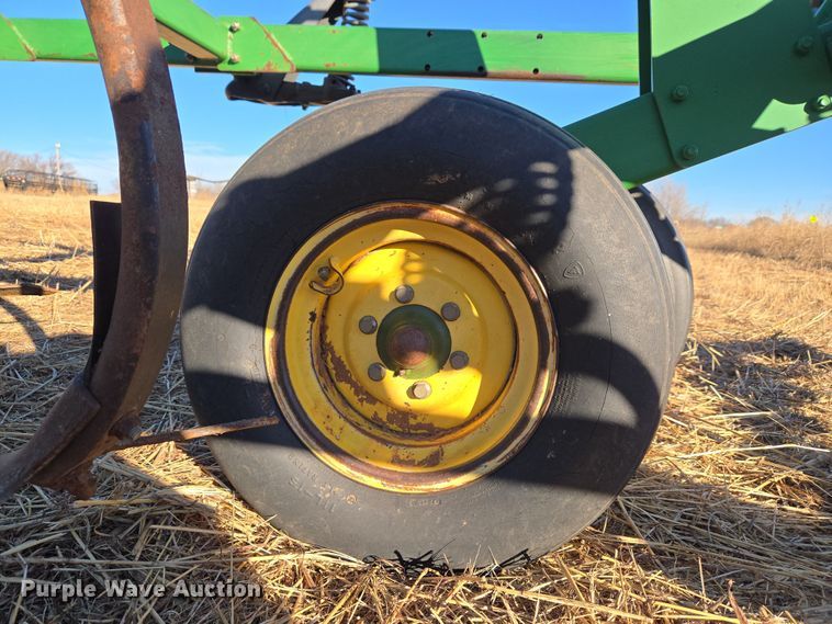 image for item ET1104 John Deere 2410 chisel