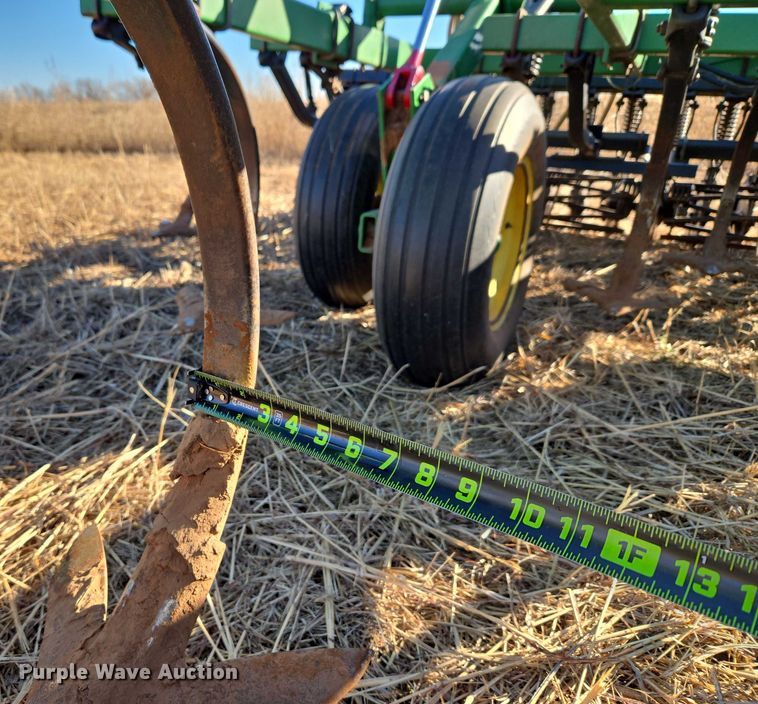 image for item ET1105 John Deere 730 air seeder