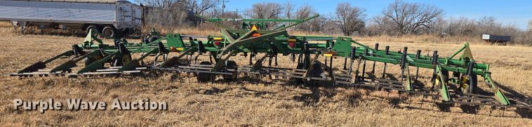 image for item ET1108 John Deere 680 chisel