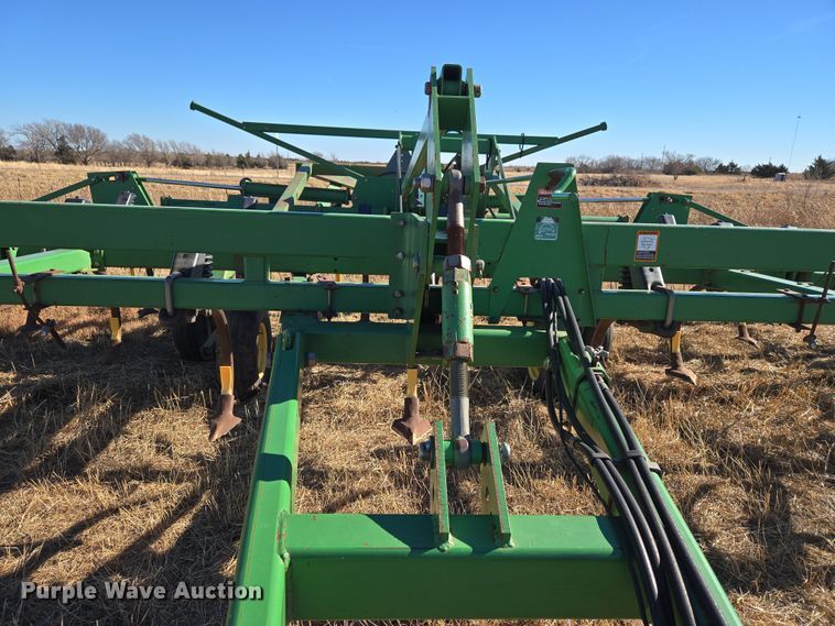 image for item ET1108 John Deere 680 chisel