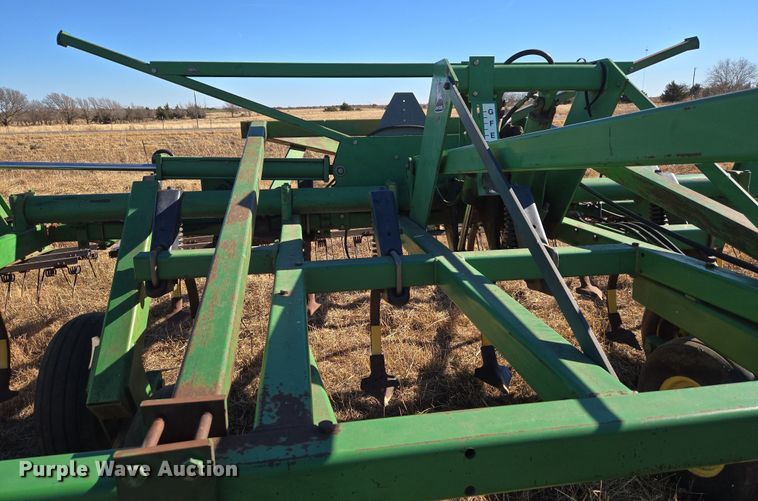 image for item ET1108 John Deere 680 chisel