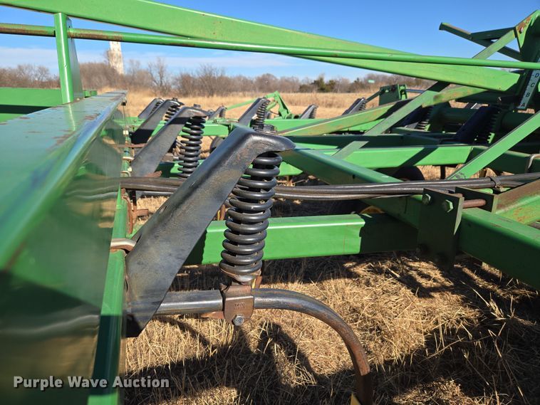 image for item ET1108 John Deere 680 chisel