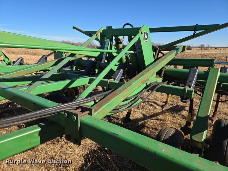 image for item ET1108 John Deere 680 chisel