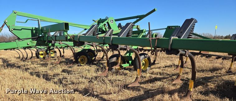 image for item ET1108 John Deere 680 chisel