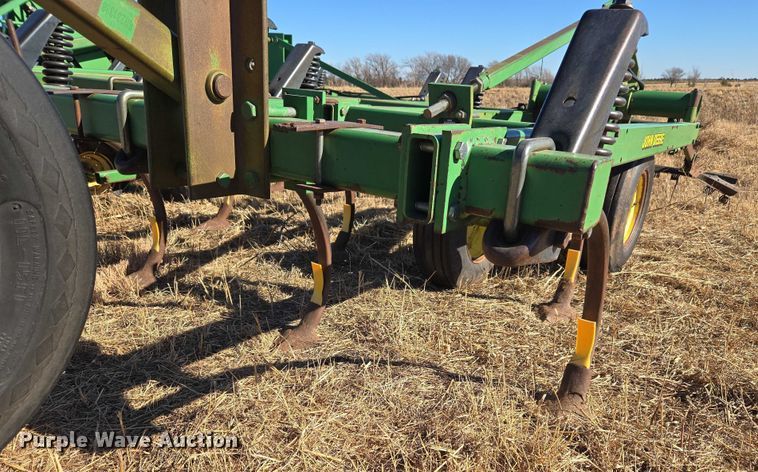 image for item ET1108 John Deere 680 chisel