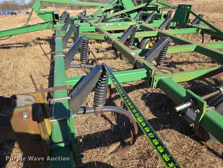 image for item ET1108 John Deere 680 chisel