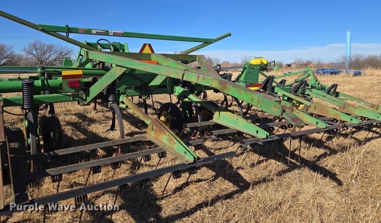 image for item ET1108 John Deere 680 chisel