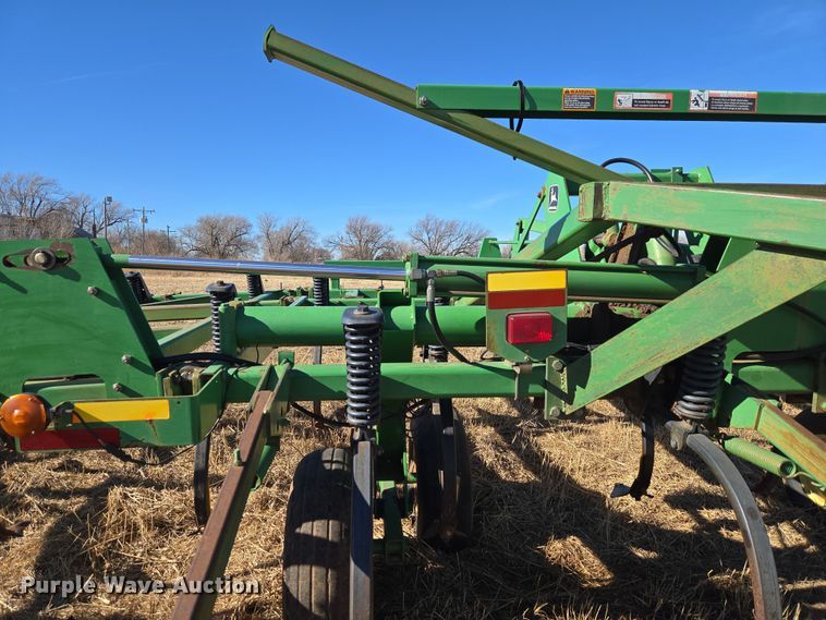 image for item ET1108 John Deere 680 chisel