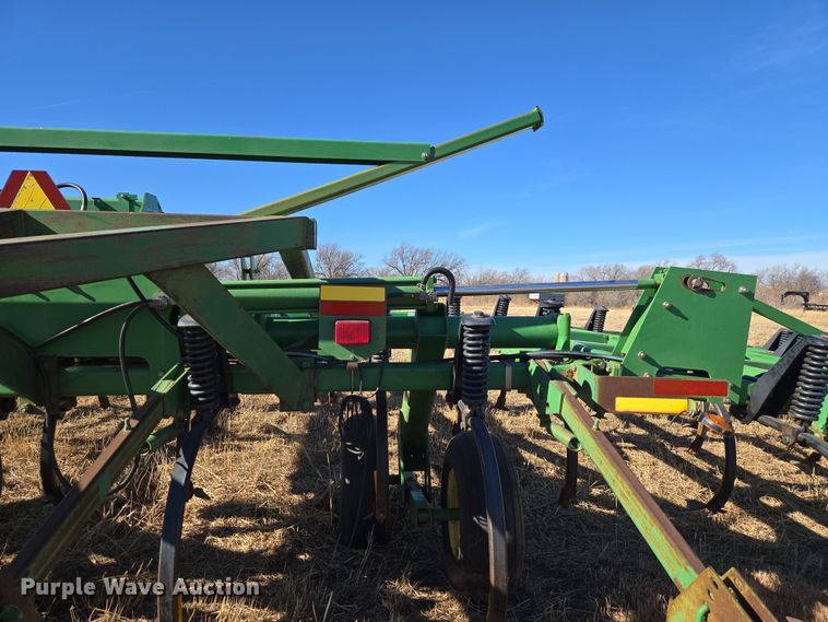 image for item ET1108 John Deere 680 chisel