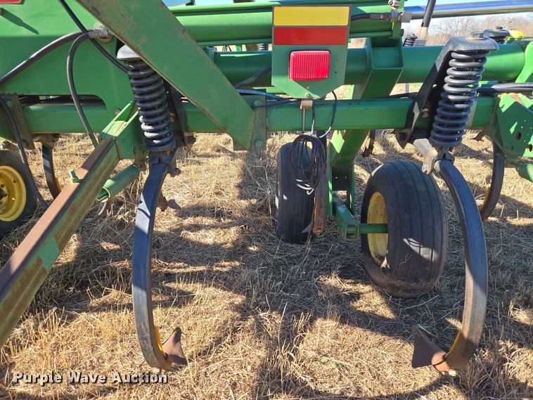 image for item ET1108 John Deere 680 chisel