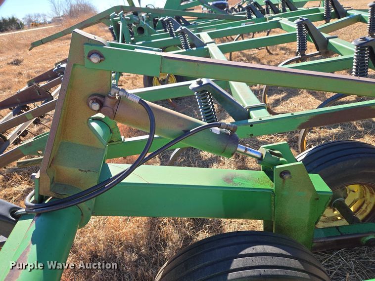 image for item ET1108 John Deere 680 chisel