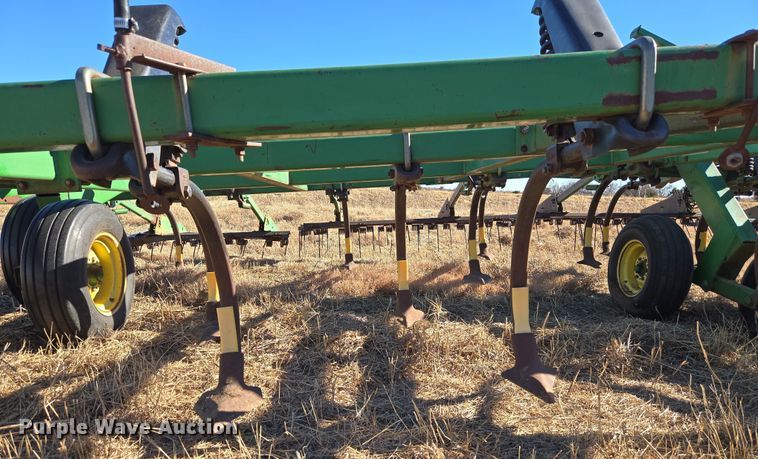 image for item ET1108 John Deere 680 chisel