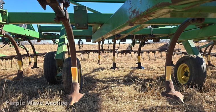 image for item ET1108 John Deere 680 chisel