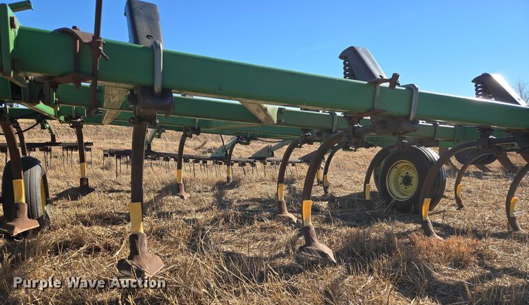 image for item ET1108 John Deere 680 chisel