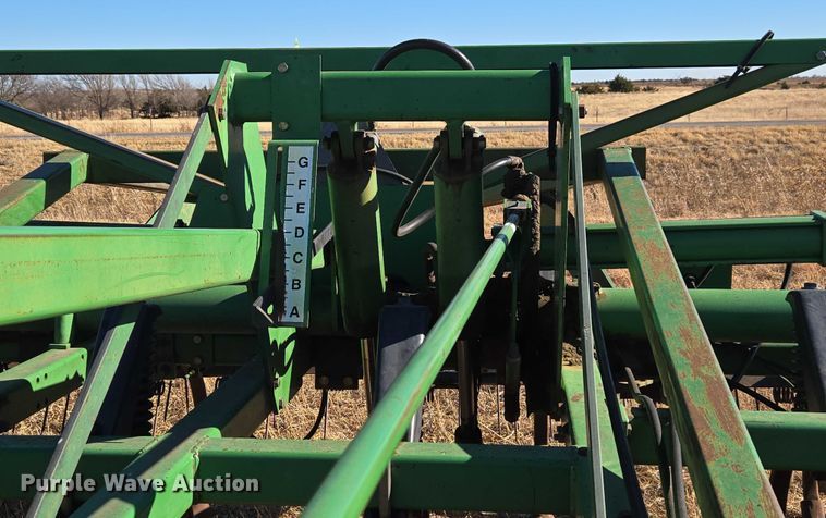 image for item ET1108 John Deere 680 chisel