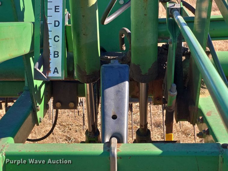 image for item ET1108 John Deere 680 chisel