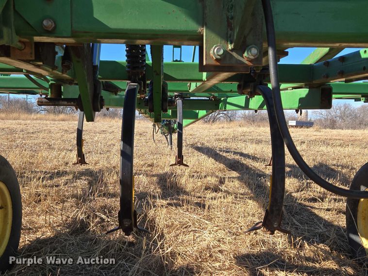 image for item ET1108 John Deere 680 chisel