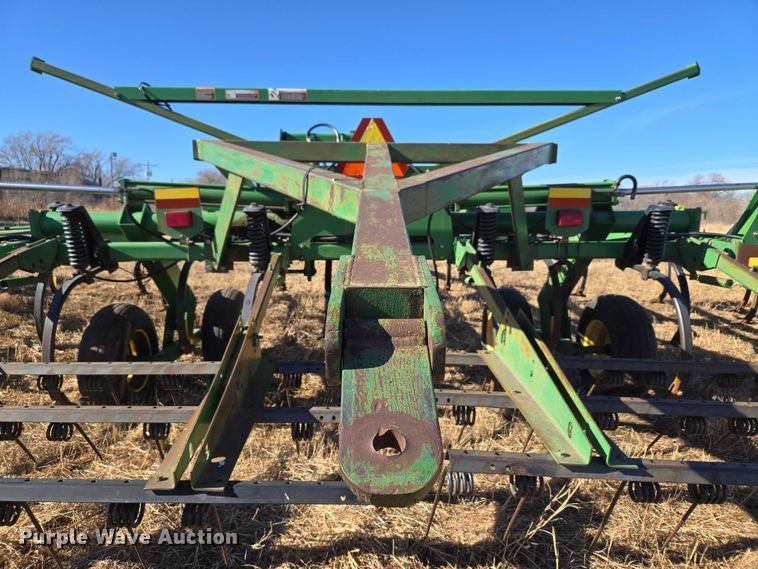 image for item ET1108 John Deere 680 chisel