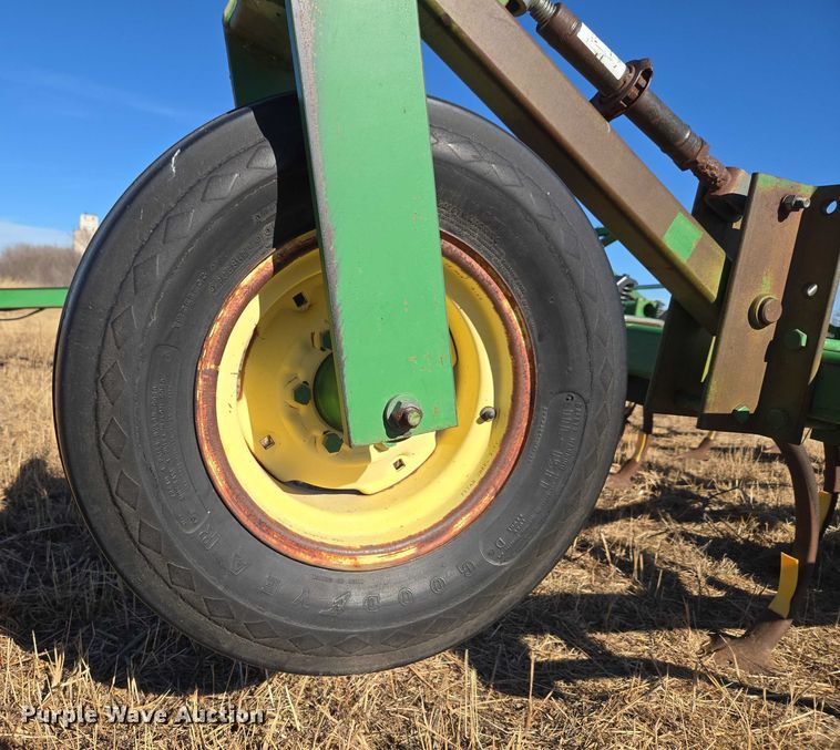 image for item ET1108 John Deere 680 chisel