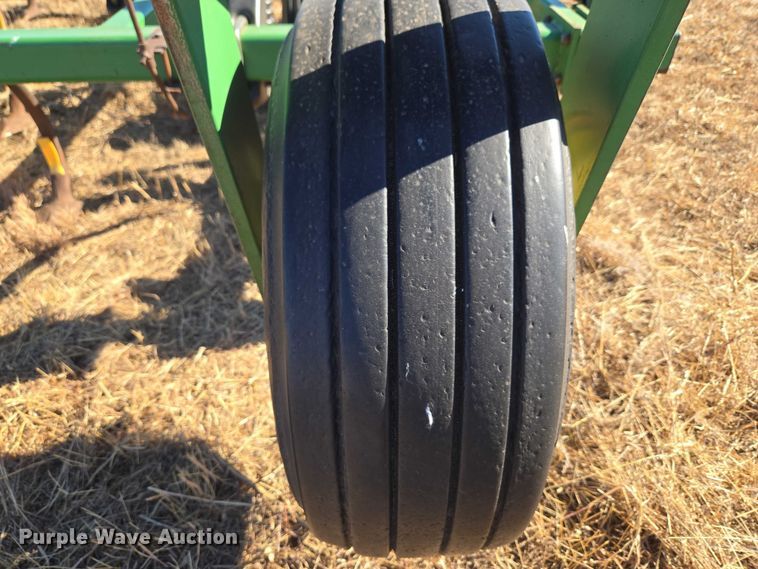 image for item ET1108 John Deere 680 chisel