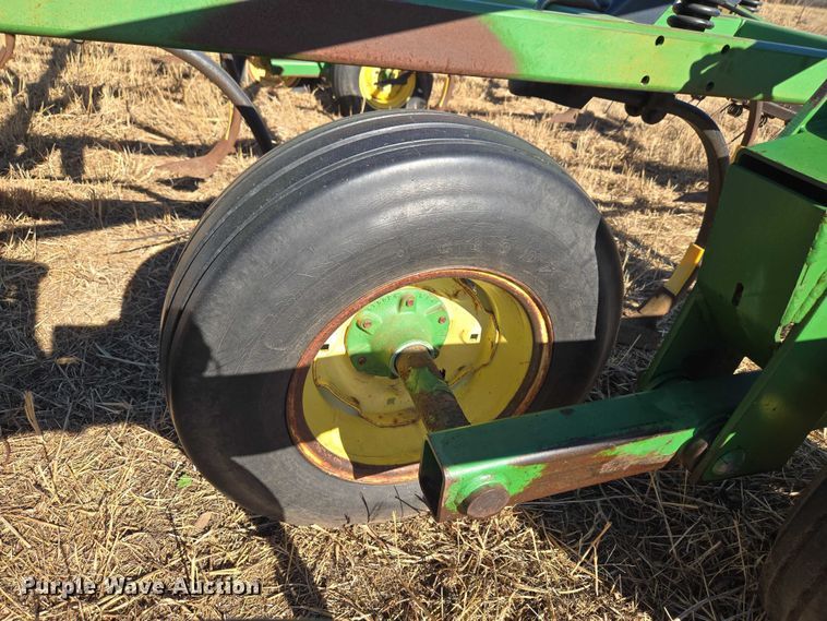 image for item ET1108 John Deere 680 chisel