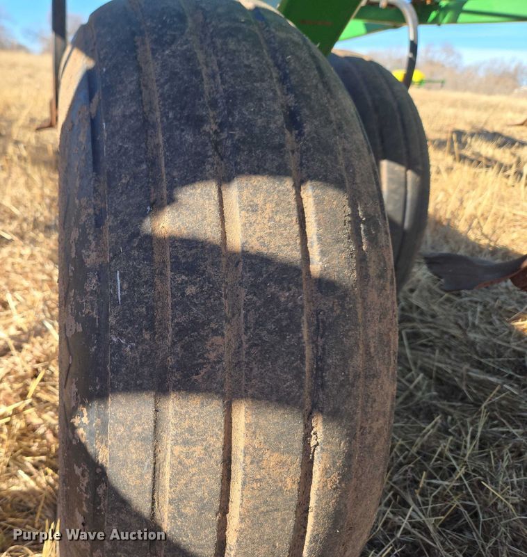 image for item ET1108 John Deere 680 chisel