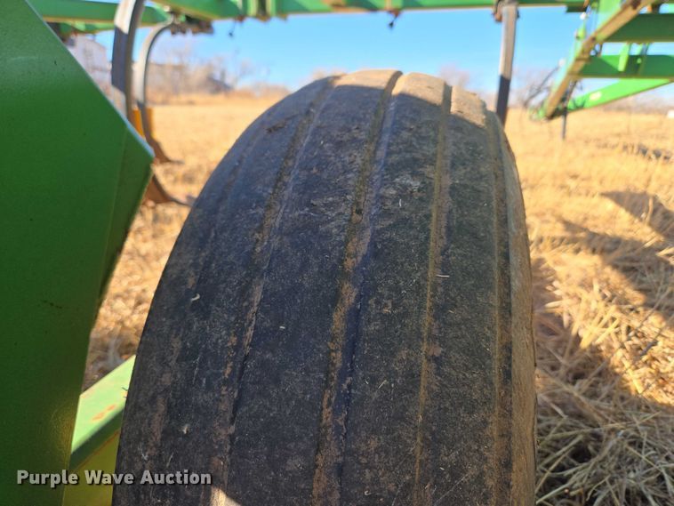 image for item ET1108 John Deere 680 chisel