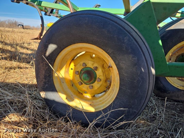 image for item ET1108 John Deere 680 chisel