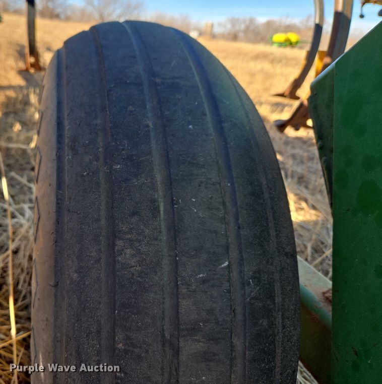 image for item ET1108 John Deere 680 chisel