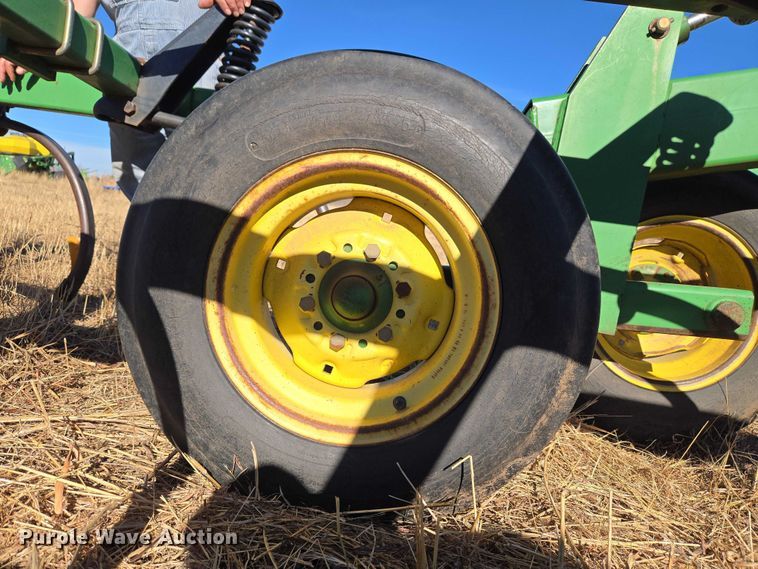 image for item ET1108 John Deere 680 chisel