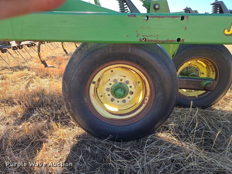 image for item ET1108 John Deere 680 chisel