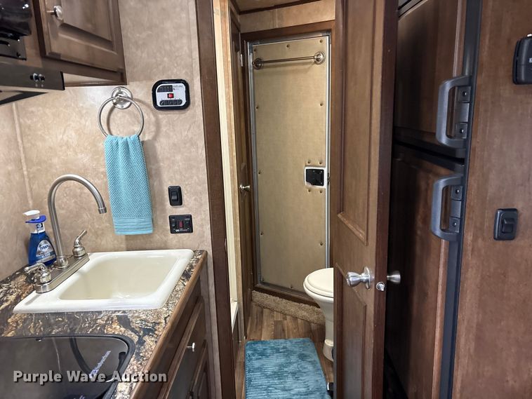 image for item ET7356 2020 Sundowner Horizon 6910 RS horse trailer