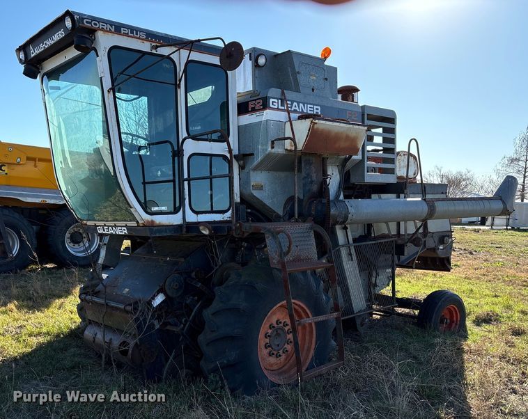 image for item EU0186 Gleaner F2 combine