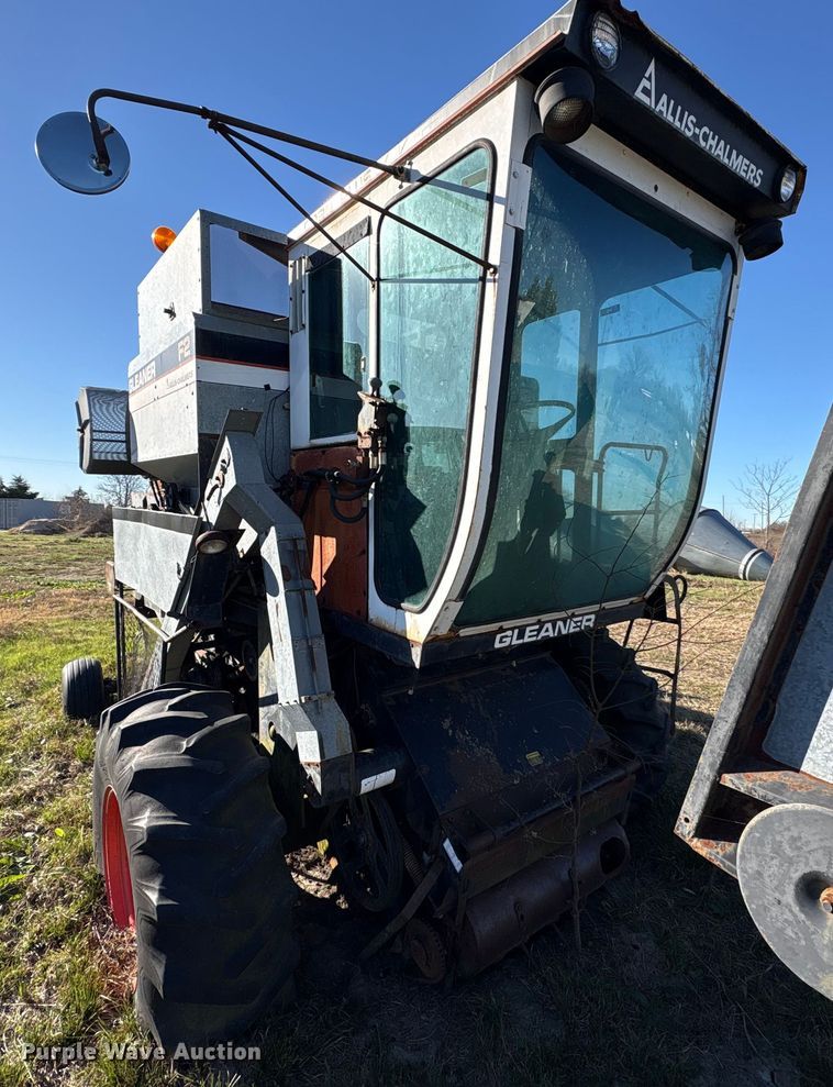 image for item EU0186 Gleaner F2 combine
