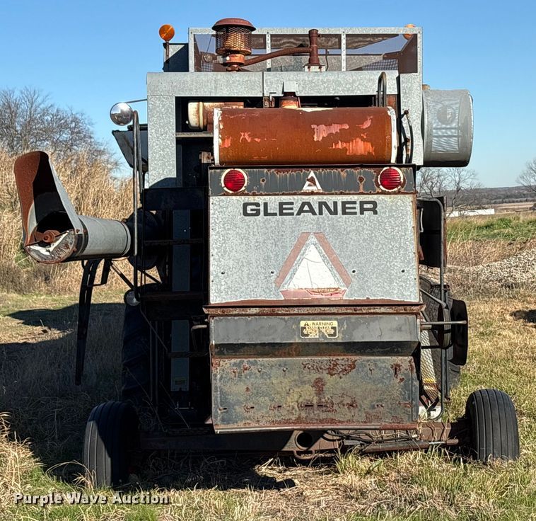image for item EU0186 Gleaner F2 combine