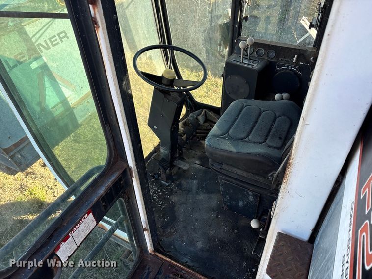 image for item EU0186 Gleaner F2 combine