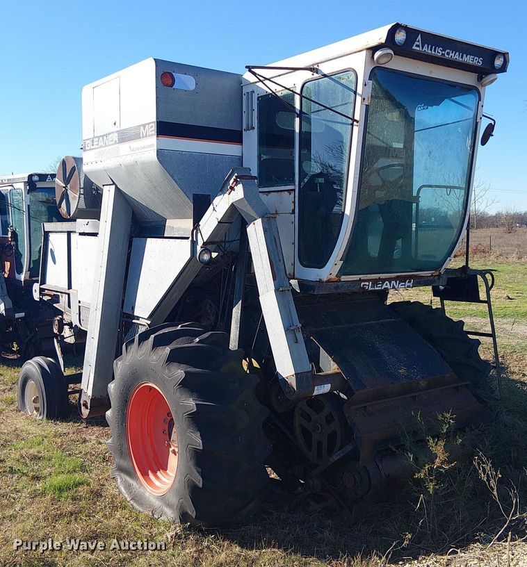 image for item EU0187 Allis-Chalmers M2 Gleaner combine
