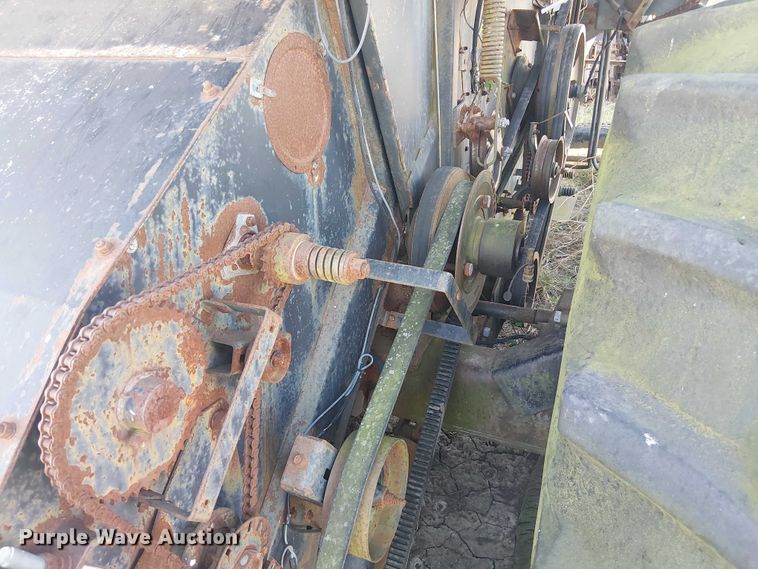 image for item EU0187 Allis-Chalmers M2 Gleaner combine