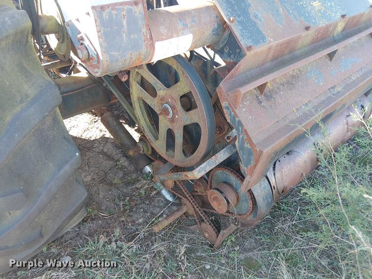 image for item EU0187 Allis-Chalmers M2 Gleaner combine