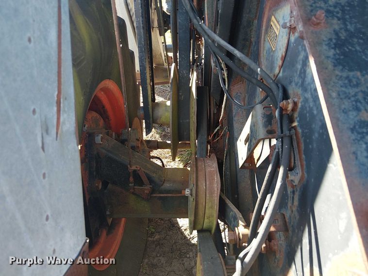 image for item EU0187 Allis-Chalmers M2 Gleaner combine