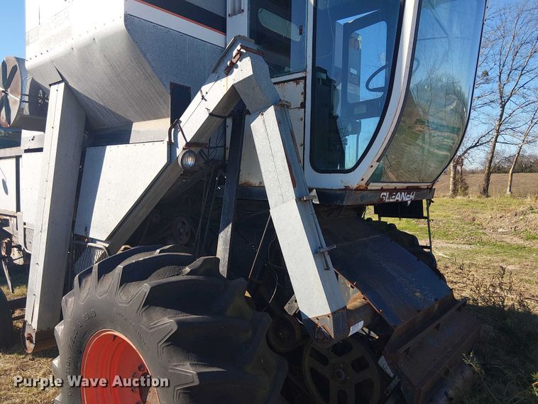 image for item EU0187 Allis-Chalmers M2 Gleaner combine