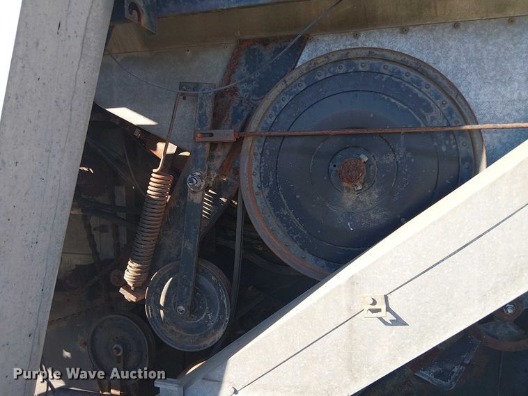 image for item EU0187 Allis-Chalmers M2 Gleaner combine