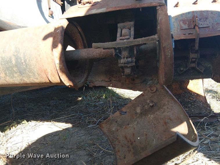 image for item EU0187 Allis-Chalmers M2 Gleaner combine