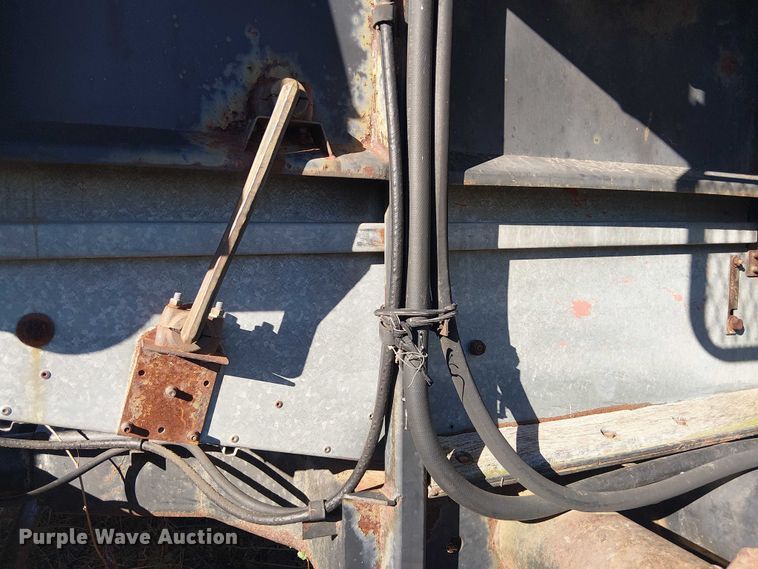 image for item EU0187 Allis-Chalmers M2 Gleaner combine