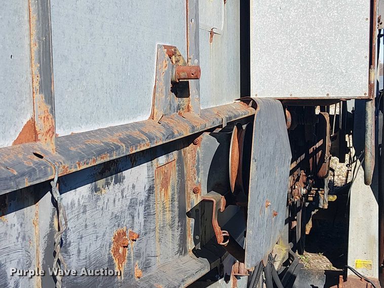 image for item EU0187 Allis-Chalmers M2 Gleaner combine