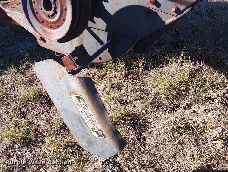 image for item EU0187 Allis-Chalmers M2 Gleaner combine