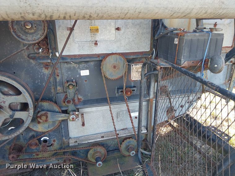 image for item EU0187 Allis-Chalmers M2 Gleaner combine